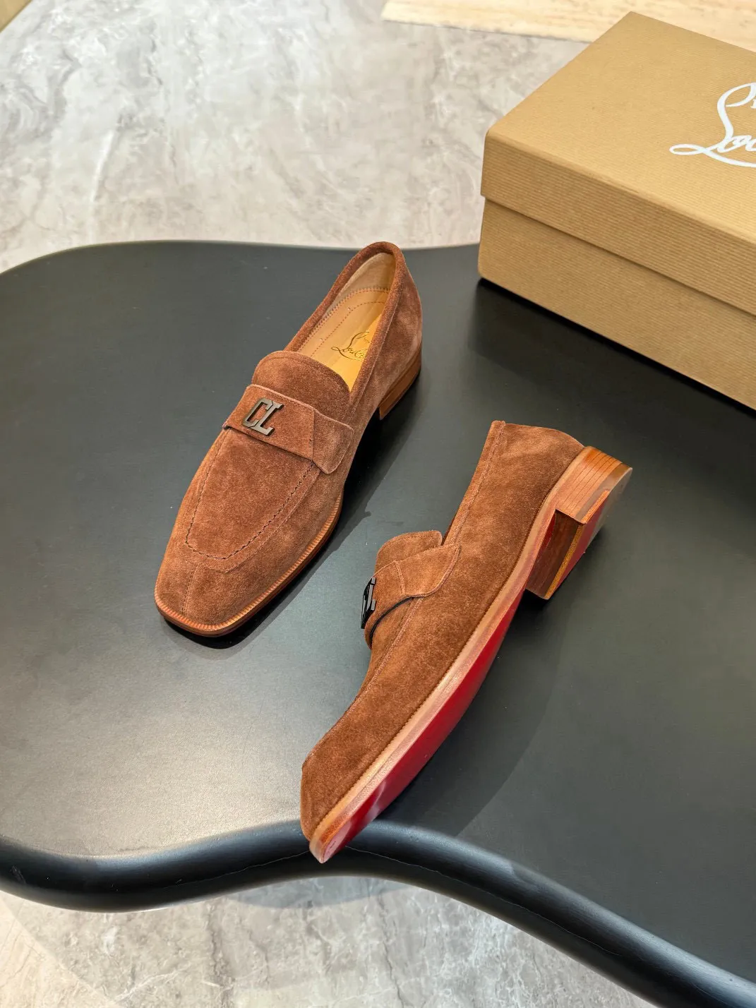 💰960 Christia*.Loubouti*🆑High-end men’s business formal leather shoes｜Classic red-soled shoes｜Original imported first-layer cowhide｜Iconic rivet decoration｜Water-dyed cowhide lining｜Italian imported red cowhide outsole｜High-end luxury｜Perfect interpretation of fashion, sunshine, style, suitable for various occasions Size: 39-44 (customized at 38.45.46)✅